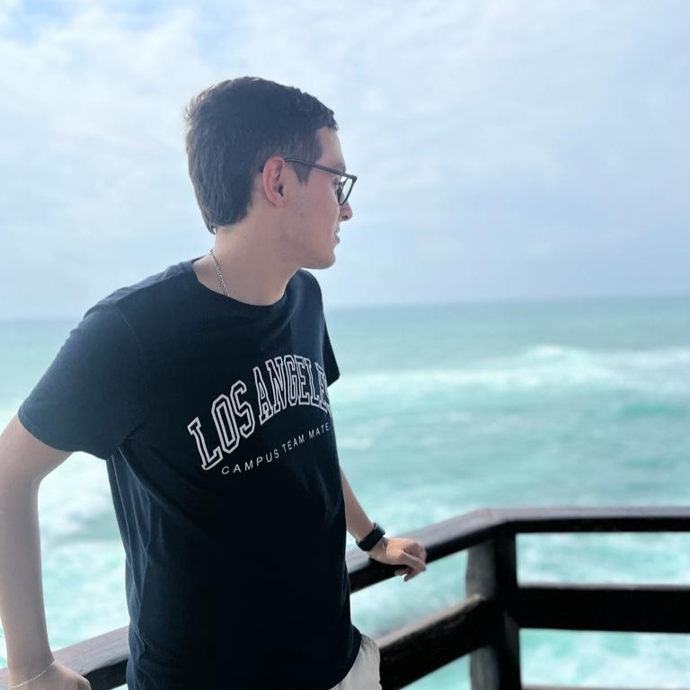 Santiago Guzmán, estudiante de Psicología en PUCE Manabí-Ecuador Santiago Guzmán, estudiante de Psicología en PUCE Manabí-Ecuador