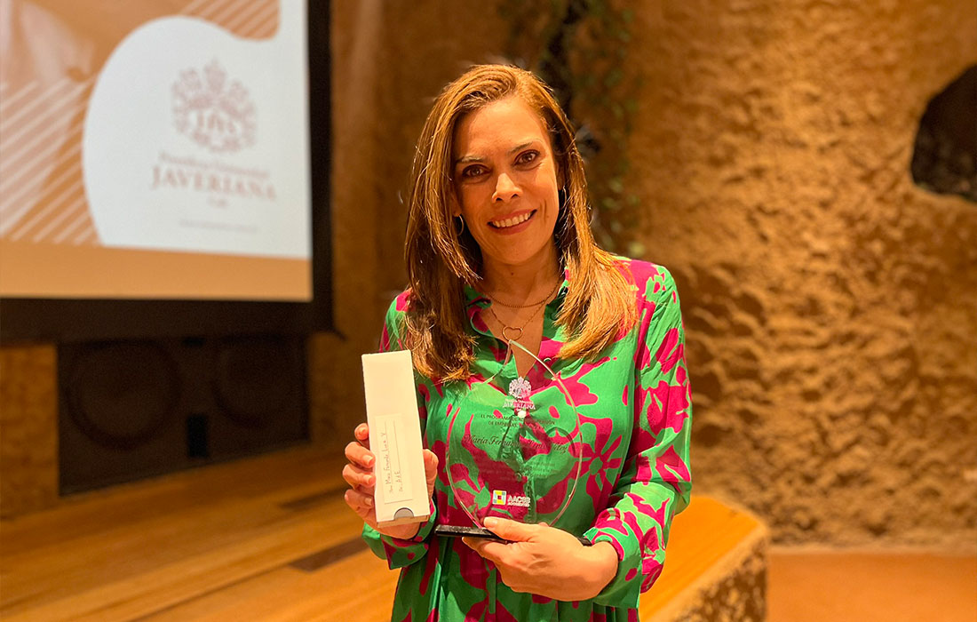 María Fernanda Lenis Vélez, egresada del programa en 1997, fue distinguida con el premio en la categoría sector privado, gracias a su trayectoria profesional e impacto transformador en empresas como Johnson y Johnson, Tigo y Quala, en esta última lideró la apertura de operaciones en varios países, como nuevos mercados para la compañía y en Tigo, como vicepresidenta de mercadeo, recibió premios por cumplimiento y crecimiento de imagen y venta, entre los que se cuenta un premio EFFIE de publicidad.