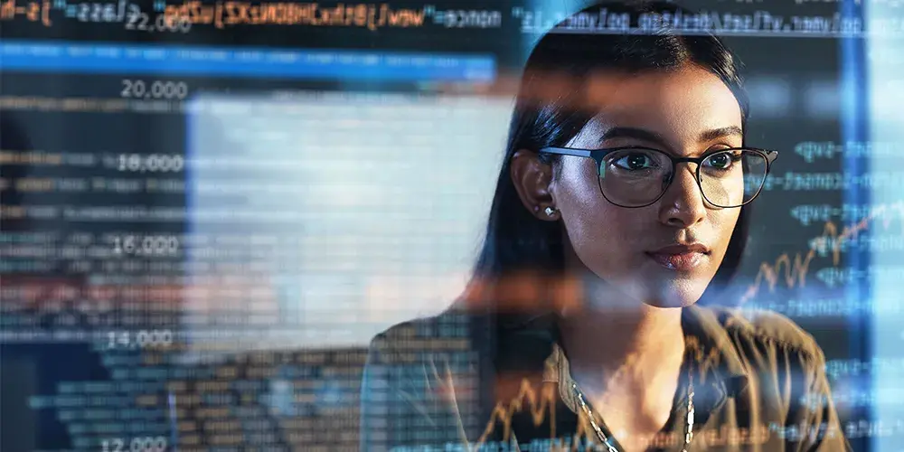 Egresada de maestría en ingeniería de software de la Javeriana Cali tomando decisiones tecnológicas en empresa