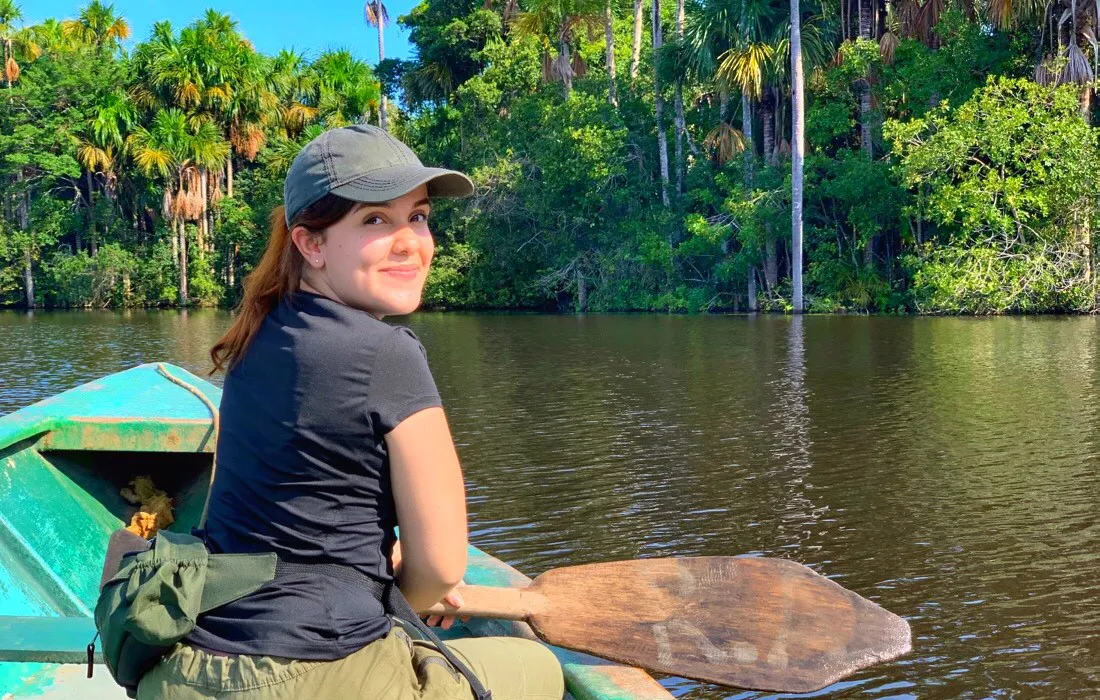 Estudiante de Biología haciendo investigación en Perú Estudiante de Biología haciendo investigación en Perú