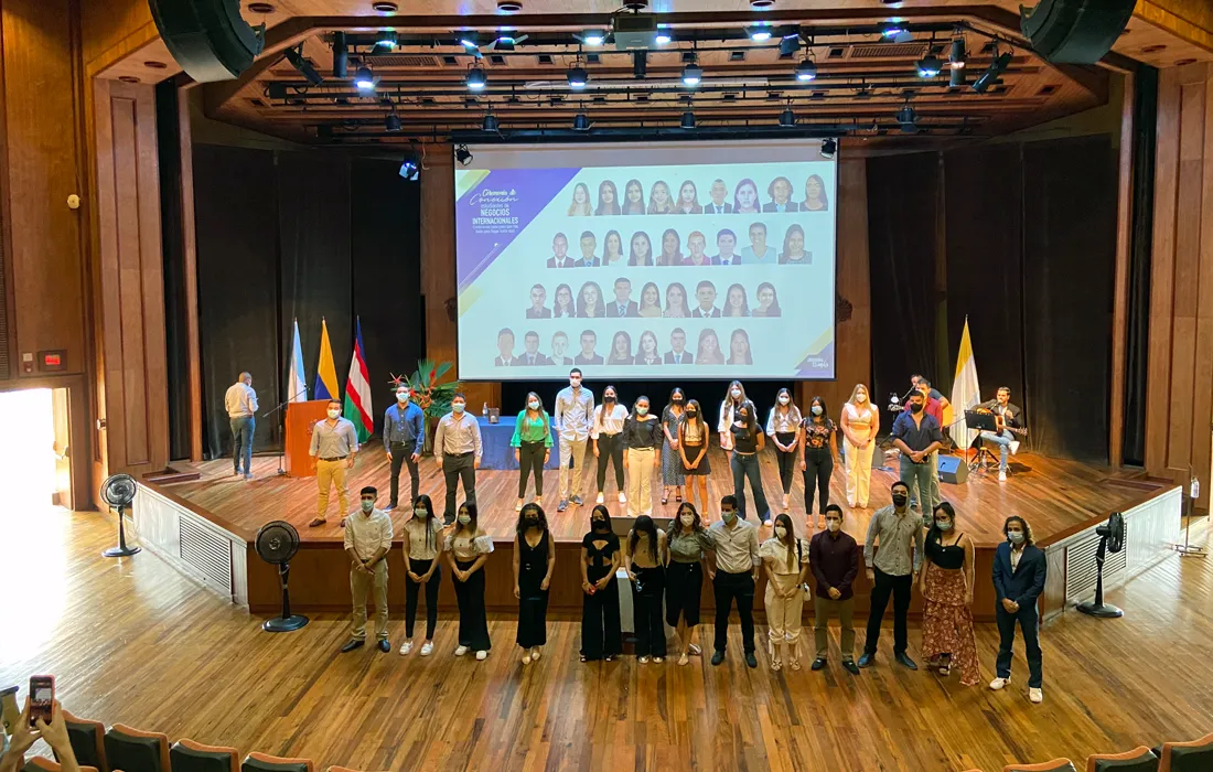 Estudiantes de Negocios Internacionales vivieron una emotiva Ceremonia de Conexión Estudiantes de Negocios Internacionales vivieron una emotiva Ceremonia de Conexión