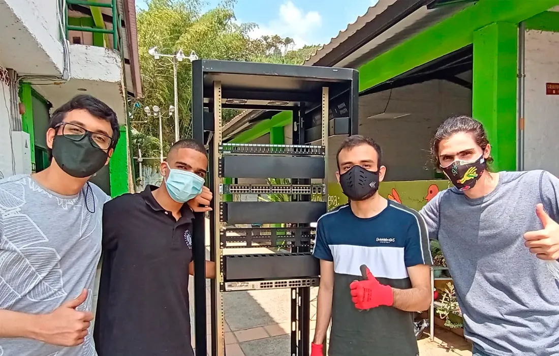Estudiantes javerianos instalan una sala de sistemas en un colegio de La Vorágine Estudiantes javerianos instalan una sala de sistemas en un colegio de La Vorágine
