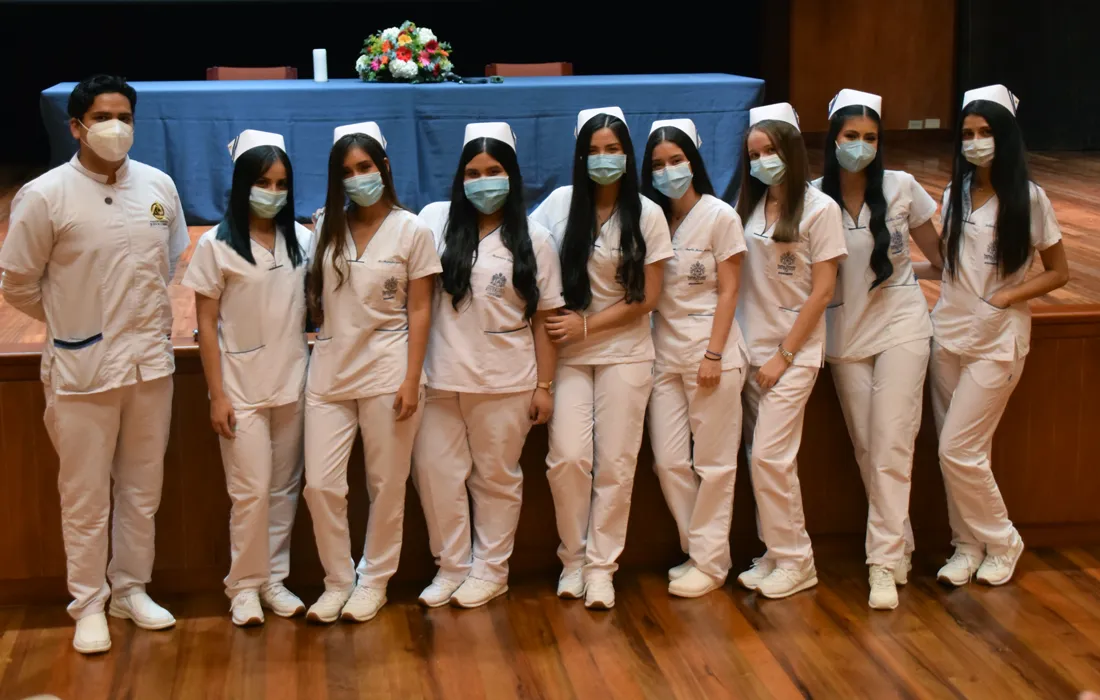 Programa de Enfermería realizó la primera imposición de tocas y botones a sus estudiantes Programa de Enfermería realizó la primera imposición de tocas y botones a sus estudiantes