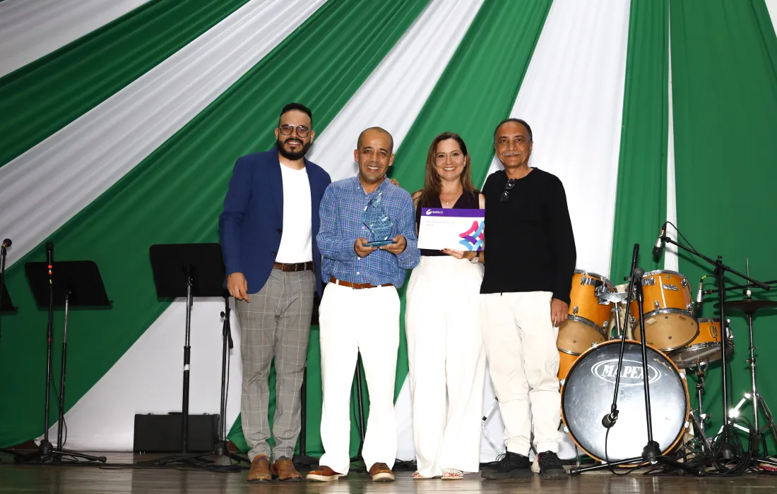 Tatiana Rojas, del Departamento de Ciencias Sociales, Fernando Arboleda y Diego Bermúdez, del Departamento de Arte, Arquitectura y Diseño, ganadores del Premio CIDESCO a la Innovación Universitaria en la categoría Innovación para el aprendizaje con el proyecto Colores por la vida. Los acompaña Camilo Lezcano Director de CIDESCO.  Tatiana Rojas, del Departamento de Ciencias Sociales, Fernando Arboleda y Diego Bermúdez, del Departamento de Arte, Arquitectura y Diseño, ganadores del Premio CIDESCO a la Innovación Universitaria en la categoría Innovación para el aprendizaje con el proyecto Colores por la vida. Los acompaña Camilo Lezcano Director de CIDESCO.