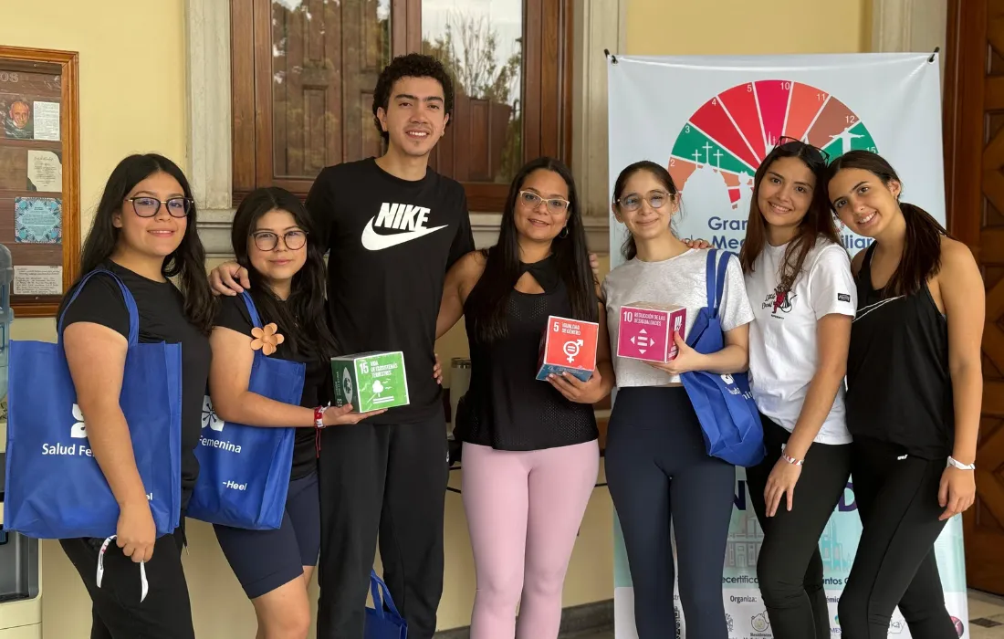 María del Pilar Espinosa con sus alumnos  María del Pilar Espinosa con sus alumnos