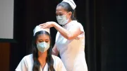 Programa de Enfermería realizó la primera imposición de tocas y botones a sus estudiantes Programa de Enfermería realizó la primera imposición de tocas y botones a sus estudiantes