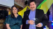 Gala de Egresados de Derecho fue un emotivo reencuentro de abogados javerianos   El campus de la Javeriana Cali fue el lugar escogido para reunir, el pasado 21 de noviembre, a varias generaciones de egresados del programa de Derecho, que se reencontraron para destacar la trayectoria de la carrera y recibir reconocimientos en agradecimiento al liderazgo, compromiso y trayectoria de las personas y entidades que han contribuido notablemente al desarrollo del programa.