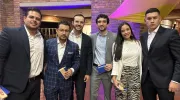 Gala de Egresados de Derecho fue un emotivo reencuentro de abogados javerianos   El campus de la Javeriana Cali fue el lugar escogido para reunir, el pasado 21 de noviembre, a varias generaciones de egresados del programa de Derecho, que se reencontraron para destacar la trayectoria de la carrera y recibir reconocimientos en agradecimiento al liderazgo, compromiso y trayectoria de las personas y entidades que han contribuido notablemente al desarrollo del programa.