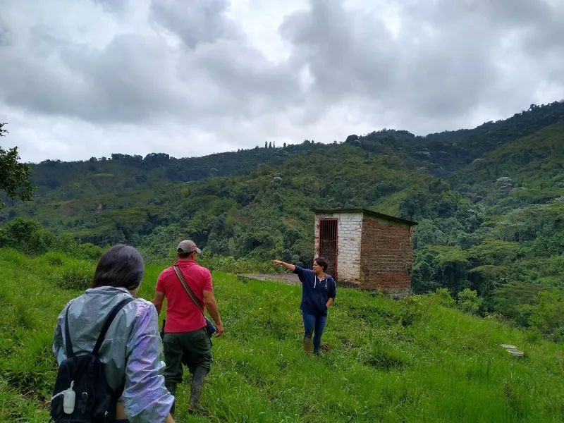Estudiantes en Tanques Almacenamiento El Janeiro Buga Estudiantes en Tanques Almacenamiento El Janeiro Buga