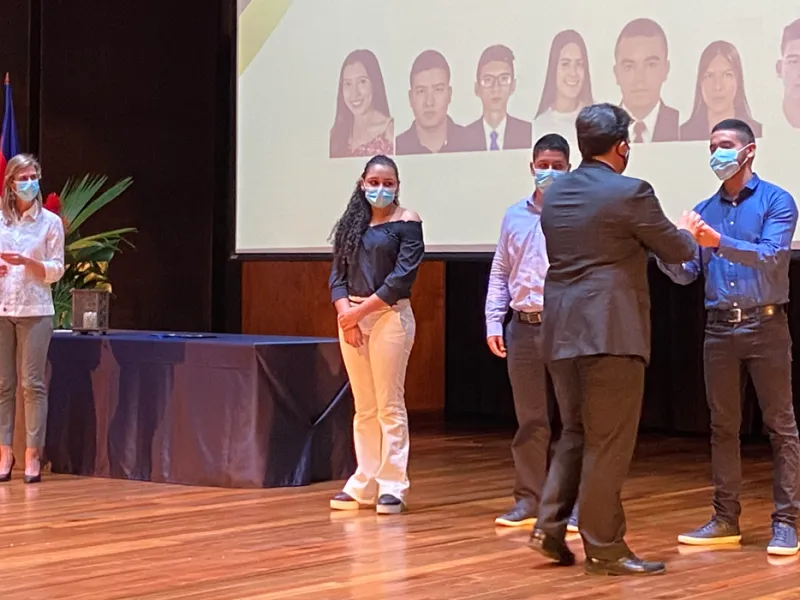 Estudiantes de Negocios Internacionales vivieron una emotiva Ceremonia de Conexión Estudiantes de Negocios Internacionales vivieron una emotiva Ceremonia de Conexión