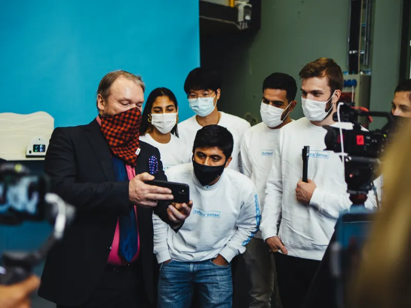 Estudiantes javerianos desarrollaron un dispositivo para monitorear el ambiente en espacios de construcción cerrados Estudiantes javerianos desarrollaron un dispositivo para monitorear el ambiente en espacios de construcción cerrados