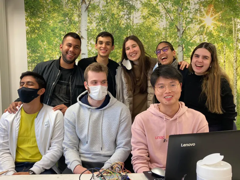 Estudiantes javerianos desarrollaron un dispositivo para monitorear el ambiente en espacios de construcción cerrados Estudiantes javerianos desarrollaron un dispositivo para monitorear el ambiente en espacios de construcción cerrados