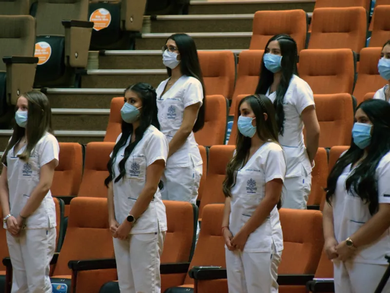 Programa de Enfermería realizó la primera imposición de tocas y botones a sus estudiantes Programa de Enfermería realizó la primera imposición de tocas y botones a sus estudiantes