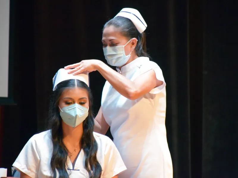 Programa de Enfermería realizó la primera imposición de tocas y botones a sus estudiantes Programa de Enfermería realizó la primera imposición de tocas y botones a sus estudiantes