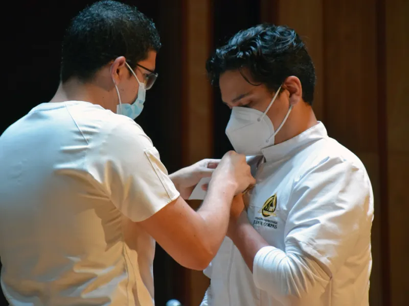 Programa de Enfermería realizó la primera imposición de tocas y botones a sus estudiantes Programa de Enfermería realizó la primera imposición de tocas y botones a sus estudiantes