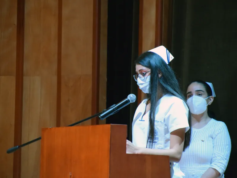 Programa de Enfermería realizó la primera imposición de tocas y botones a sus estudiantes Programa de Enfermería realizó la primera imposición de tocas y botones a sus estudiantes