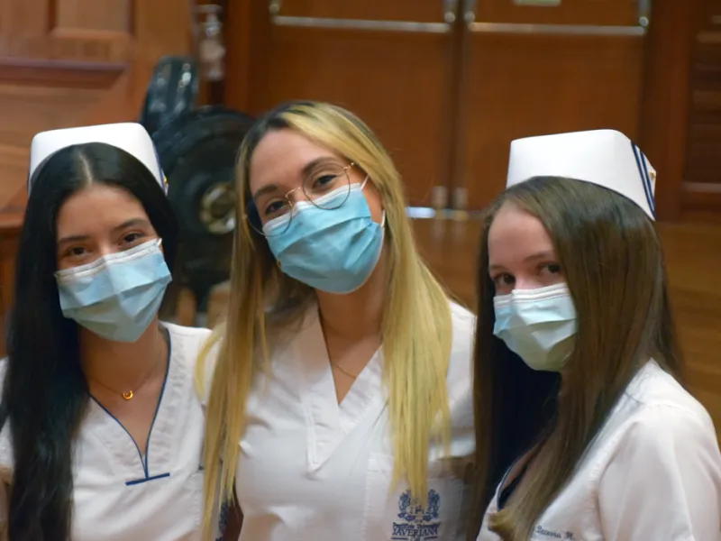 Programa de Enfermería realizó la primera imposición de tocas y botones a sus estudiantes Programa de Enfermería realizó la primera imposición de tocas y botones a sus estudiantes