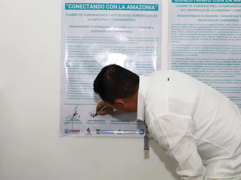 En el marco de la decimosexta Cumbre de las Partes – COP 16, el campus de la Universidad Javeriana fue el escenario de la cumbre de gobernadores, autoridades ambientales y el sector privado de la Amazonía y Cundinamarca en la que se firmaron dos memorandos de entendimiento que buscan establecer un mecanismo para que la madera que se comercializa en el centro del país pueda tener una cadena de valor que garantice la legalidad del producto y se pueda tener la trazabilidad necesaria para garantizarlo. En el marco de la decimosexta Cumbre de las Partes – COP 16, el campus de la Universidad Javeriana fue el escenario de la cumbre de gobernadores, autoridades ambientales y el sector privado de la Amazonía y Cundinamarca en la que se firmaron dos memorandos de entendimiento que buscan establecer un mecanismo para que la madera que se comercializa en el centro del país pueda tener una cadena de valor que garantice la legalidad del producto y se pueda tener la trazabilidad necesaria para garantizarlo.