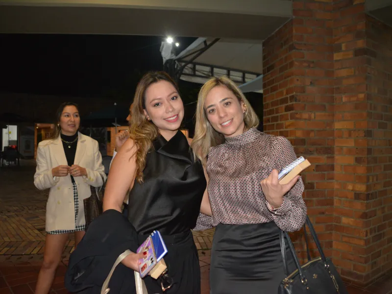 Gala de Egresados de Derecho fue un emotivo reencuentro de abogados javerianos   El campus de la Javeriana Cali fue el lugar escogido para reunir, el pasado 21 de noviembre, a varias generaciones de egresados del programa de Derecho, que se reencontraron para destacar la trayectoria de la carrera y recibir reconocimientos en agradecimiento al liderazgo, compromiso y trayectoria de las personas y entidades que han contribuido notablemente al desarrollo del programa.