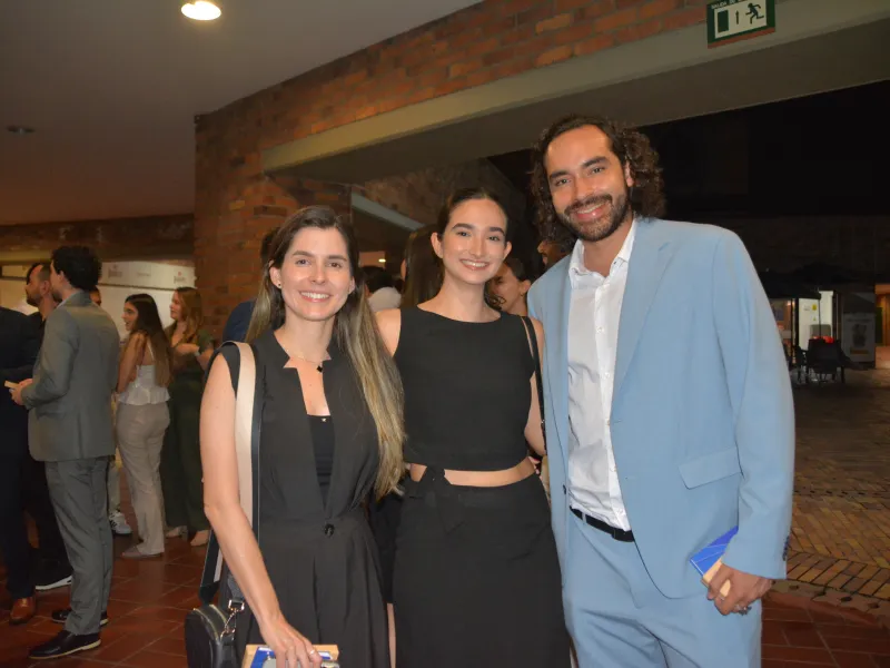 Gala de Egresados de Derecho fue un emotivo reencuentro de abogados javerianos   El campus de la Javeriana Cali fue el lugar escogido para reunir, el pasado 21 de noviembre, a varias generaciones de egresados del programa de Derecho, que se reencontraron para destacar la trayectoria de la carrera y recibir reconocimientos en agradecimiento al liderazgo, compromiso y trayectoria de las personas y entidades que han contribuido notablemente al desarrollo del programa.