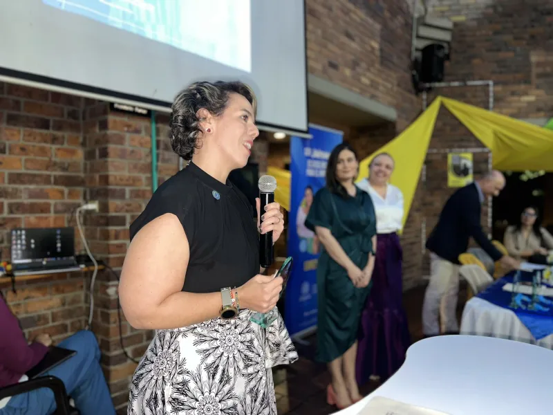 Gala de Egresados de Derecho fue un emotivo reencuentro de abogados javerianos   El campus de la Javeriana Cali fue el lugar escogido para reunir, el pasado 21 de noviembre, a varias generaciones de egresados del programa de Derecho, que se reencontraron para destacar la trayectoria de la carrera y recibir reconocimientos en agradecimiento al liderazgo, compromiso y trayectoria de las personas y entidades que han contribuido notablemente al desarrollo del programa.