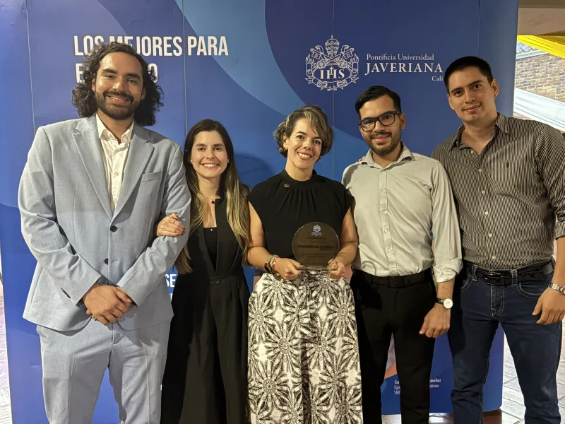 Gala de Egresados de Derecho fue un emotivo reencuentro de abogados javerianos   El campus de la Javeriana Cali fue el lugar escogido para reunir, el pasado 21 de noviembre, a varias generaciones de egresados del programa de Derecho, que se reencontraron para destacar la trayectoria de la carrera y recibir reconocimientos en agradecimiento al liderazgo, compromiso y trayectoria de las personas y entidades que han contribuido notablemente al desarrollo del programa.