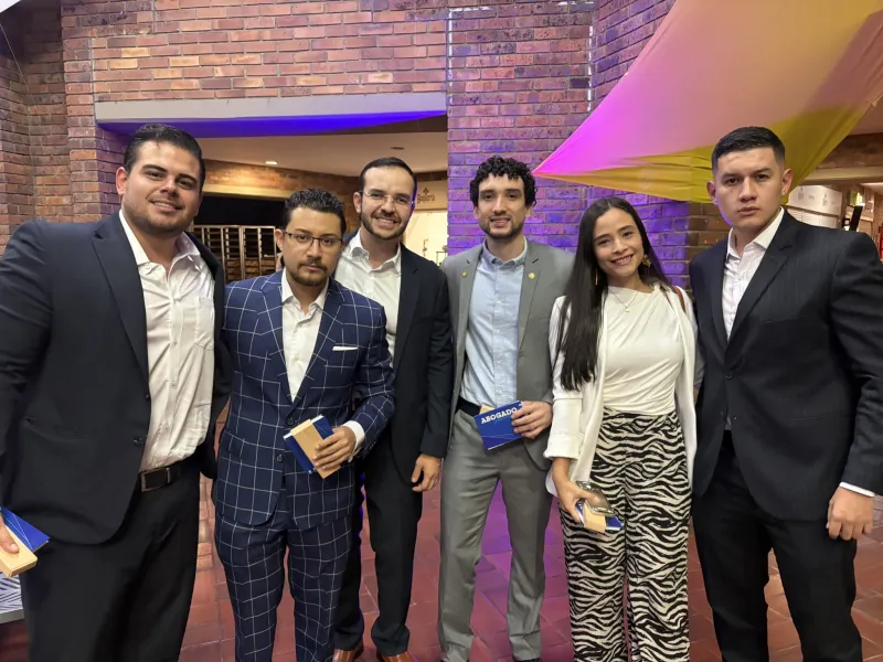 Gala de Egresados de Derecho fue un emotivo reencuentro de abogados javerianos   El campus de la Javeriana Cali fue el lugar escogido para reunir, el pasado 21 de noviembre, a varias generaciones de egresados del programa de Derecho, que se reencontraron para destacar la trayectoria de la carrera y recibir reconocimientos en agradecimiento al liderazgo, compromiso y trayectoria de las personas y entidades que han contribuido notablemente al desarrollo del programa.