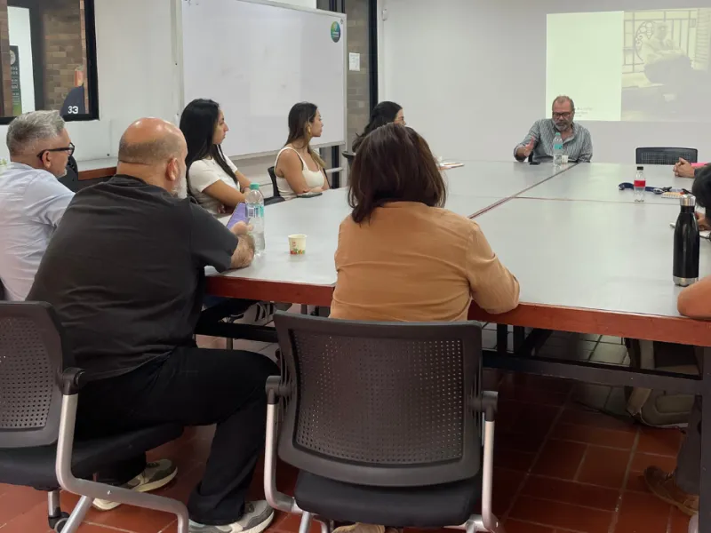 Profesores de la Javeriana Cali en charla con Luis Müller  Profesores de la Javeriana Cali en charla con Luis Müller