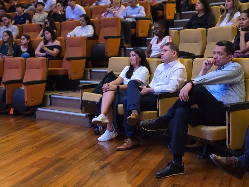 Yesenia Niño, gerente de Cinecolor, empresa representante de Disney en Colombia, durante su conferencia en la Javeriana Cali