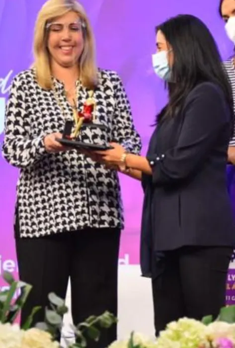 Lya Paola Sierra obtuvo el Galardón de la Mujer Vallecaucana Lya Paola Sierra obtuvo el Galardón de la Mujer Vallecaucana