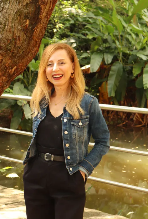 Paola Cano autora de libro Aqui hacemos de todo Paola Cano profesora