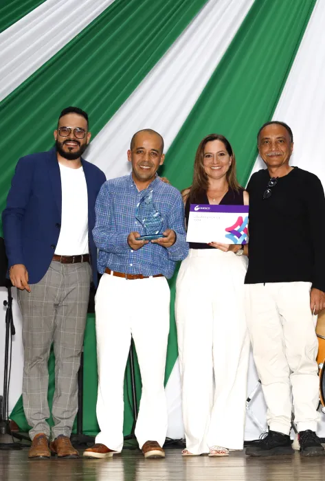 Tatiana Rojas, del Departamento de Ciencias Sociales, Fernando Arboleda y Diego Bermúdez, del Departamento de Arte, Arquitectura y Diseño, ganadores del Premio CIDESCO a la Innovación Universitaria en la categoría Innovación para el aprendizaje con el proyecto Colores por la vida. Los acompaña Camilo Lezcano Director de CIDESCO.  Tatiana Rojas, del Departamento de Ciencias Sociales, Fernando Arboleda y Diego Bermúdez, del Departamento de Arte, Arquitectura y Diseño, ganadores del Premio CIDESCO a la Innovación Universitaria en la categoría Innovación para el aprendizaje con el proyecto Colores por la vida. Los acompaña Camilo Lezcano Director de CIDESCO.