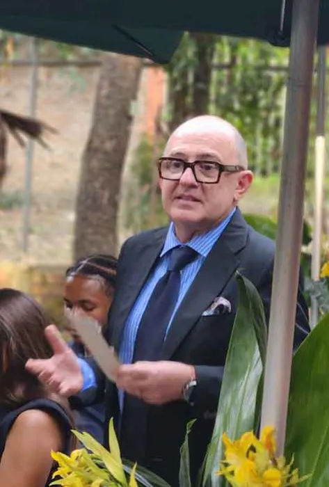 El pasado 16 de septiembre se llevó a cabo la graduación de la primera cohorte de la carrera de Gastronomía y Artes Culinarias en la Universidad Javeriana Cali. Sebero Ugarte, director del programa y colaborador desde 2018, compartió sus sentimientos encontrados sobre este logro. “Siento un alivio profundo, porque ha sido un gran reto establecer una carrera profesional en gastronomía en Cali, especialmente considerando que comenzamos en medio de la pandemia. Pero ha sido una apuesta institucional”. El pasado 16 de septiembre se llevó a cabo la graduación de la primera cohorte de la carrera de Gastronomía y Artes Culinarias en la Universidad Javeriana Cali. Sebero Ugarte, director del programa y colaborador desde 2018, compartió sus sentimientos encontrados sobre este logro. “Siento un alivio profundo, porque ha sido un gran reto establecer una carrera profesional en gastronomía en Cali, especialmente considerando que comenzamos en medio de la pandemia. Pero ha sido una apuesta institucional”.