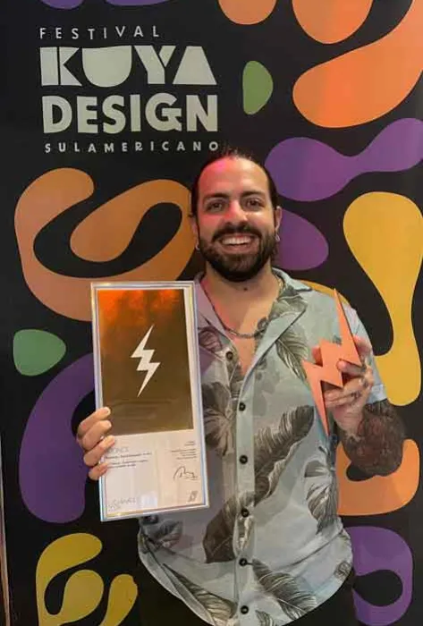 Simón Londoño Sierra, egresado de la carrera de Diseño de Comunicación Visual de la Universidad Javeriana Cali, ha sido galardonado con el premio bronce en la categoría de Branding en los Latin American Design 2024, considerados los premios más prestigiosos a nivel regional en toda Latinoamérica. Simón Londoño Sierra, egresado de la carrera de Diseño de Comunicación Visual de la Universidad Javeriana Cali, ha sido galardonado con el premio bronce en la categoría de Branding en los Latin American Design 2024, considerados los premios más prestigiosos a nivel regional en toda Latinoamérica.