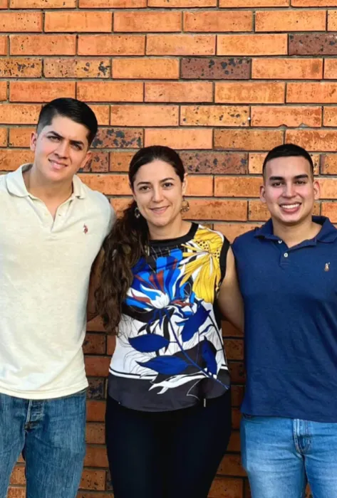 Santiago Cáceres Medina y Darío Camilo Viteri Lasso, estudiantes de las carreras de Ingeniería Industrial y de Administración de Empresas de la Universidad Javeriana Cali, se destacaron como ponentes en el Congreso IISE 2024 de la Región XVI en Bogotá. Con su proyecto sobre las dinámicas de movilidad en la ciudad de Cali, desarrollaron un análisis integral de problemáticas como la accidentalidad y las emisiones contaminantes, aportando propuestas orientadas a la seguridad y sostenibilidad urbana. La investigación ha contado con la dirección de la profesora Kathleen Salazar, de la Facultad de Ingeniería y Ciencias del Departamento de Ingeniería Civil e Industrial, quien también compartió su visión sobre los resultados obtenidos. Santiago Cáceres Medina y Darío Camilo Viteri Lasso, estudiantes de las carreras de Ingeniería Industrial y de Administración de Empresas de la Universidad Javeriana Cali, se destacaron como ponentes en el Congreso IISE 2024 de la Región XVI en Bogotá. Con su proyecto sobre las dinámicas de movilidad en la ciudad de Cali, desarrollaron un análisis integral de problemáticas como la accidentalidad y las emisiones contaminantes, aportando propuestas orientadas a la seguridad y sostenibilidad urbana. La investi