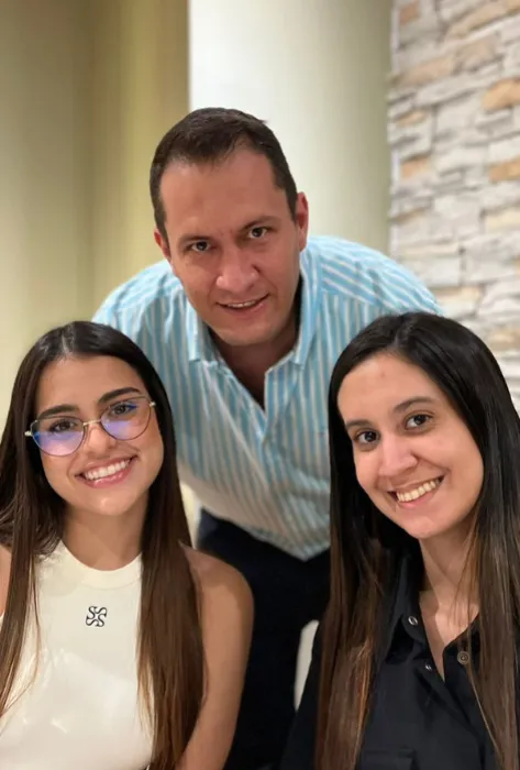 Con una emotiva bienvenida a cargo de Jaime Ahcar Olmos, director del programa, inició el reencuentro de los egresados del programa de Economía, el pasado 13 de noviembre en el Hotel Movich. “Estamos aquí varias generaciones de egresados economistas, que no solo es nuestra profesión, sino que es nuestra vida, la que nos ha enseñado, de lo que vivimos, lo que trabajamos siempre con la intención de mejorar nuestro país” dijo Jaime.