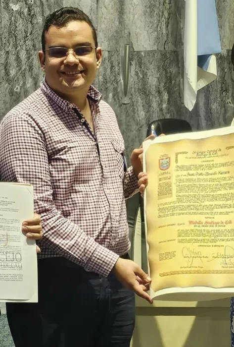 Juan Pablo Alvarado Herrera es egresado de los programas de Derecho y Psicología en el año 2022 y recientemente fue condecorado por el Concejo Municipal de Santiago de Cali en reconocimiento a su destacada labor en el sector social.