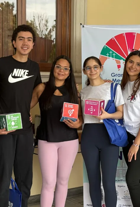 María del Pilar Espinosa con sus alumnos  María del Pilar Espinosa con sus alumnos