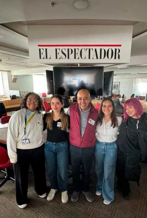 Estudiantes javerianos desarrollan cuadernillos editoriales en colaboración con El Espectador Estudiantes javerianos desarrollan cuadernillos editoriales en colaboración con El Espectador