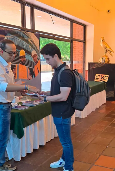Estudiantes de finanzas compartieron con líderes empresariales en el Encuentro Económico y Financiero de la CVC  Estudiantes de finanzas compartieron con líderes empresariales en el Encuentro Económico y Financiero de la CVC